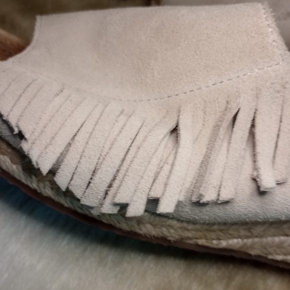 UGG DANES ESPADRILLES WEDGE Slides Tan FRINGE SUEDE -US 10 -lighlty Worn - Picture 2 of 10